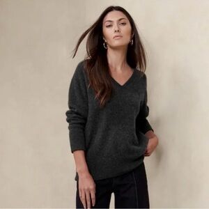 NWOT 100% Cashmere Banana Republic Astrid V-Neck Sweater in Charcoal Gray